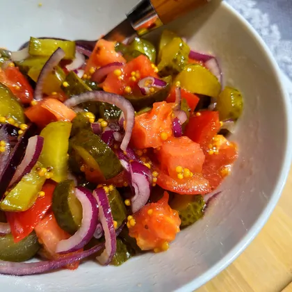 Салат из маринованных огурцов и свежих помидоров 