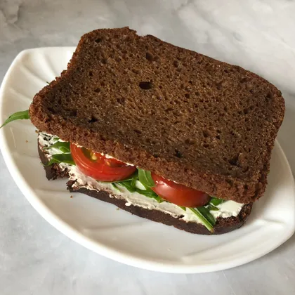 Сэндвич из ржаного хлеба с рукколой и помидорами черри