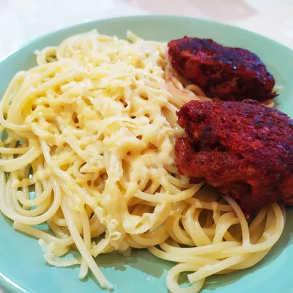 Спагетти с сыром и Шведскими котлетами со свеклой