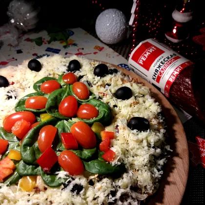 Пицца 'Новогодняя ёлочка' с салями