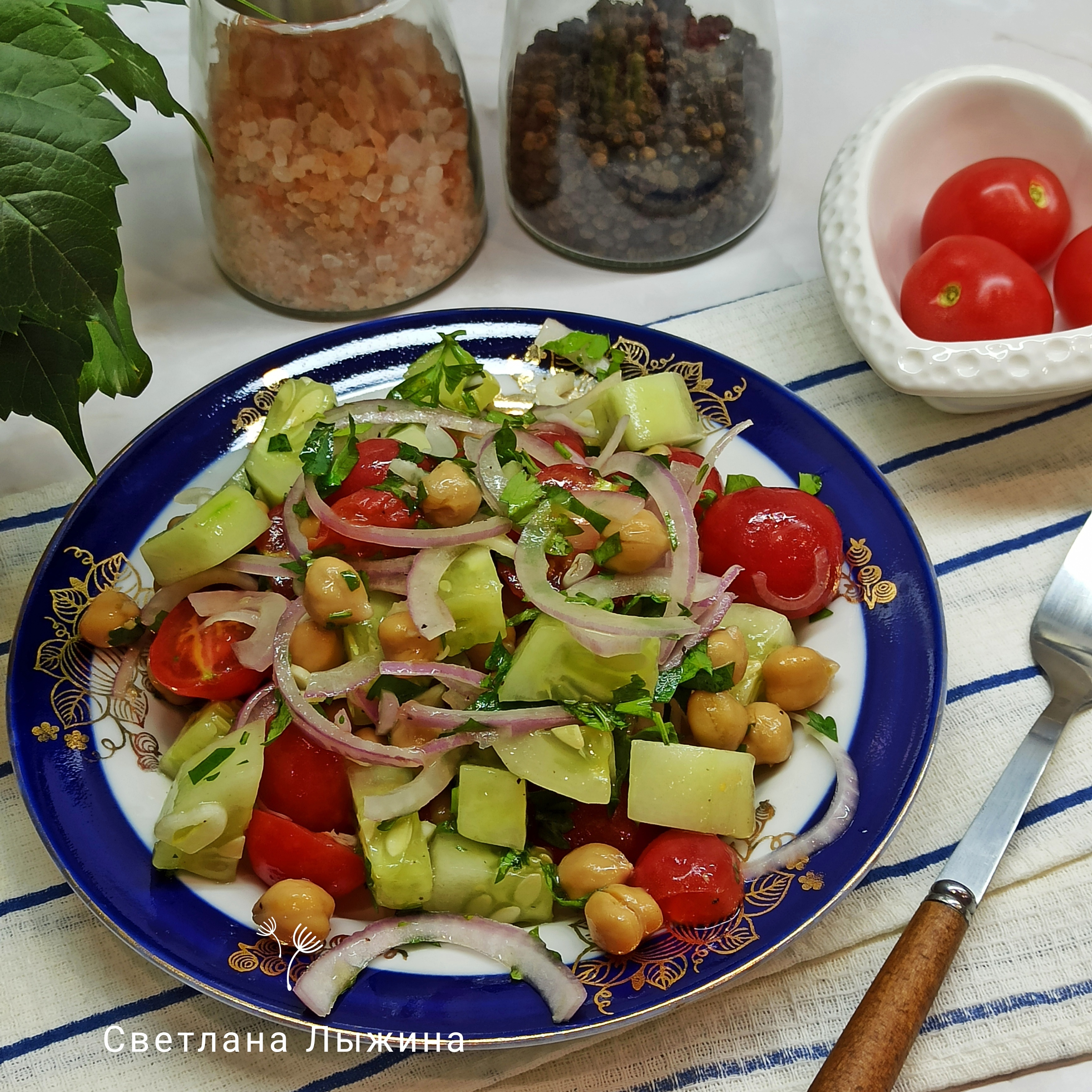 Салат из свежих овощей и нута