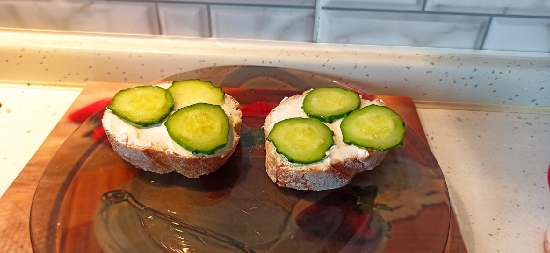 Багет с творожным сыром и огурцами