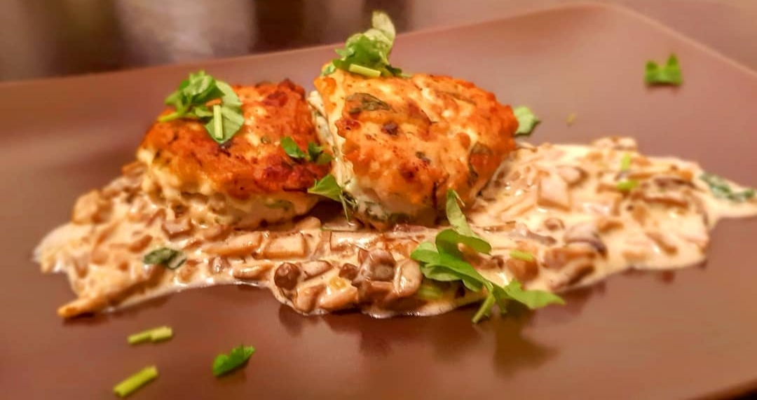 Котлетки из грудки индейки на подушке из шампиньонов