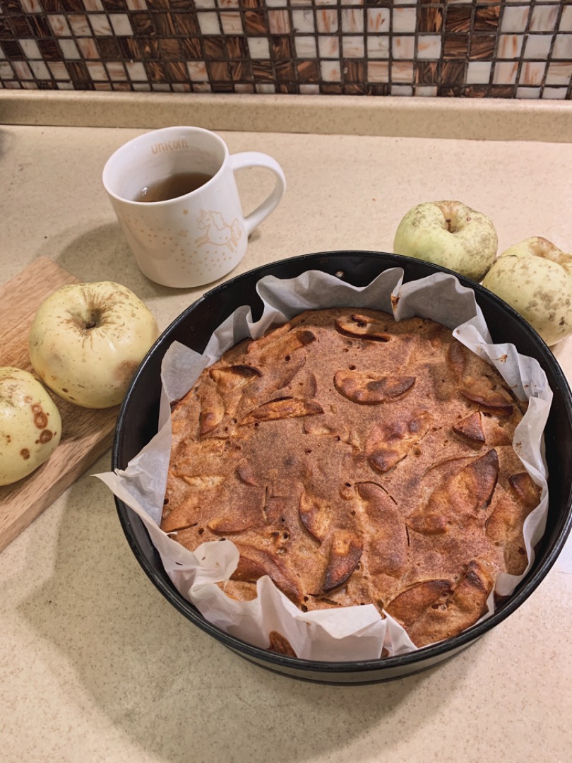 Вкуснейшая шарлотка с яблоками и корицей