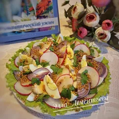 Салат с редисом, яйцом и красным луком 