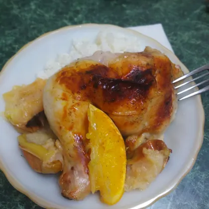Запечённая курица с яблоками и апельсинами с лимонным рисом