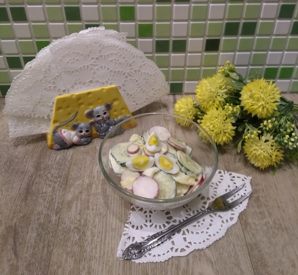 Салат с редисом, огурцом и яйцом