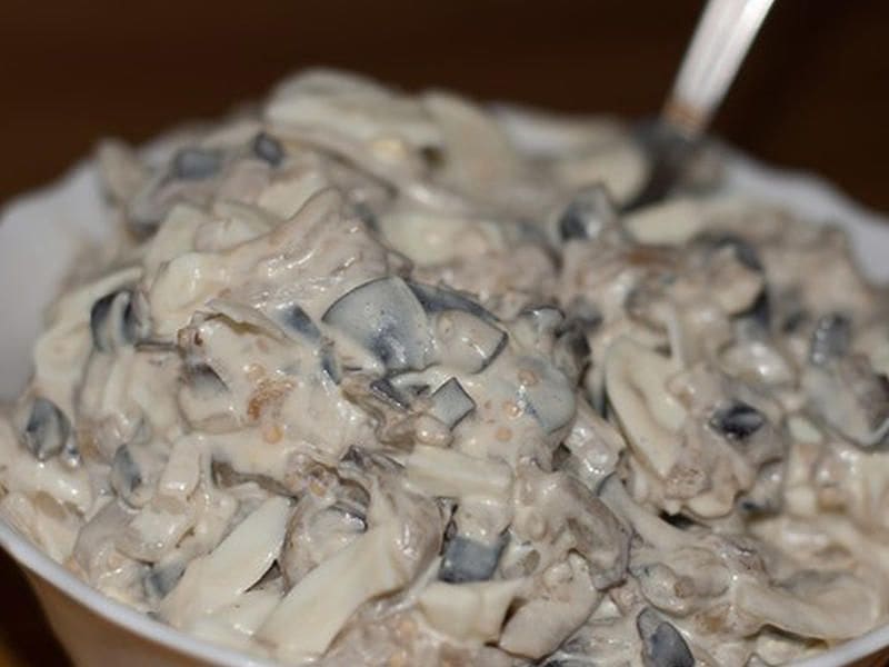 Салат из баклажан с луком и яйцом