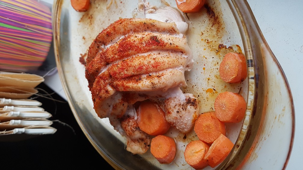 Куриная грудка в духовке с морковью