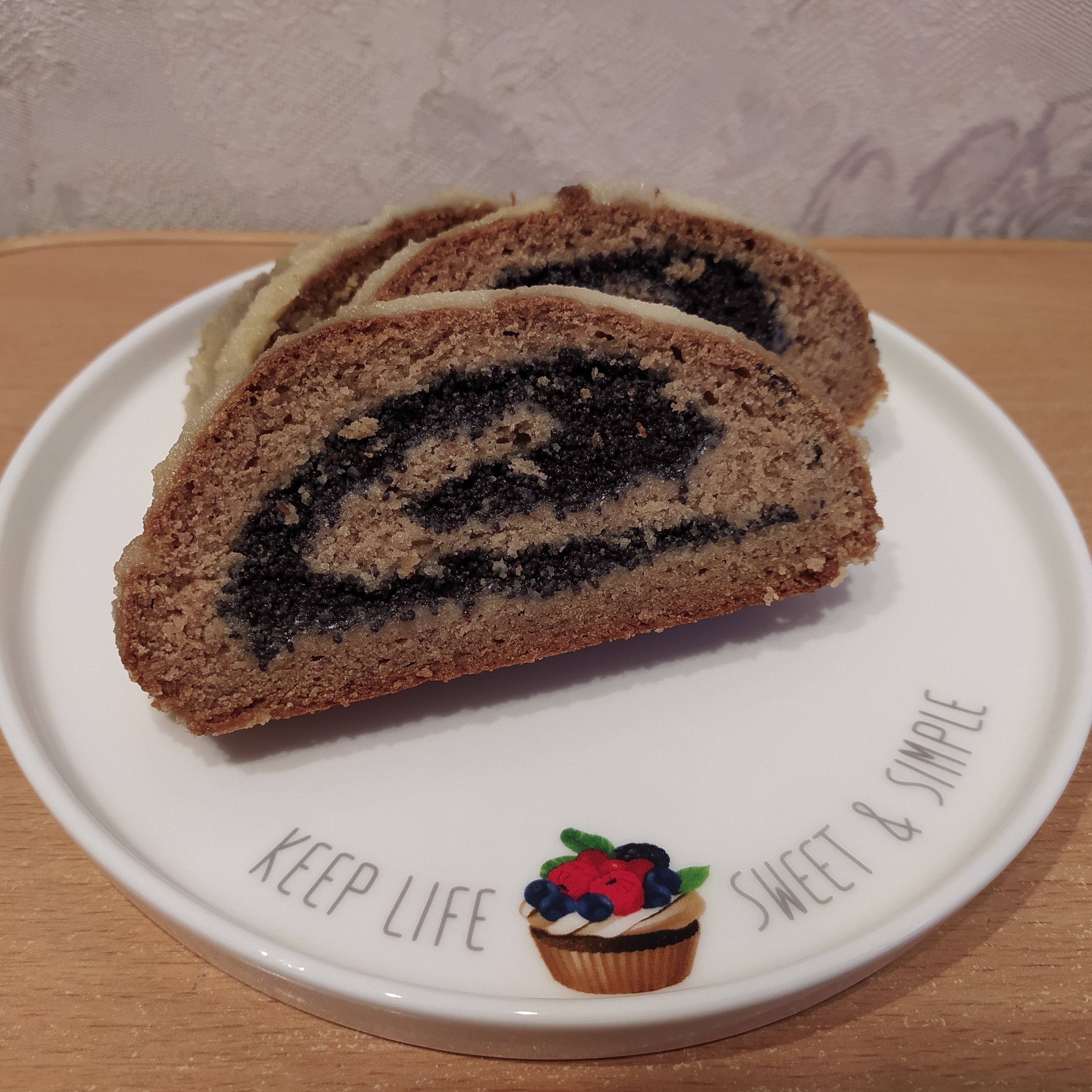 Рулет с маком без глютена с кремом из кешью 