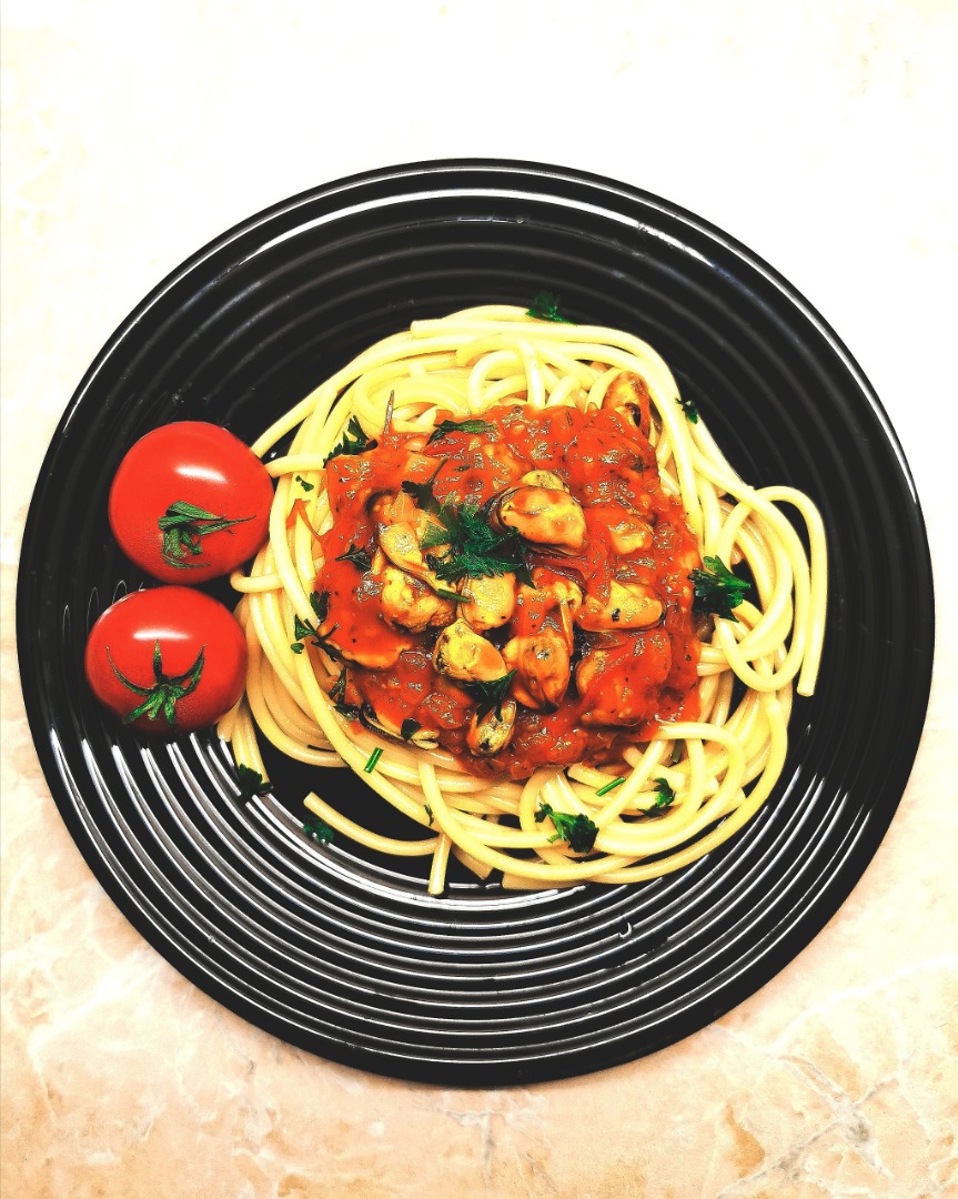 Паста с мидиями под итальянским томатным соусом