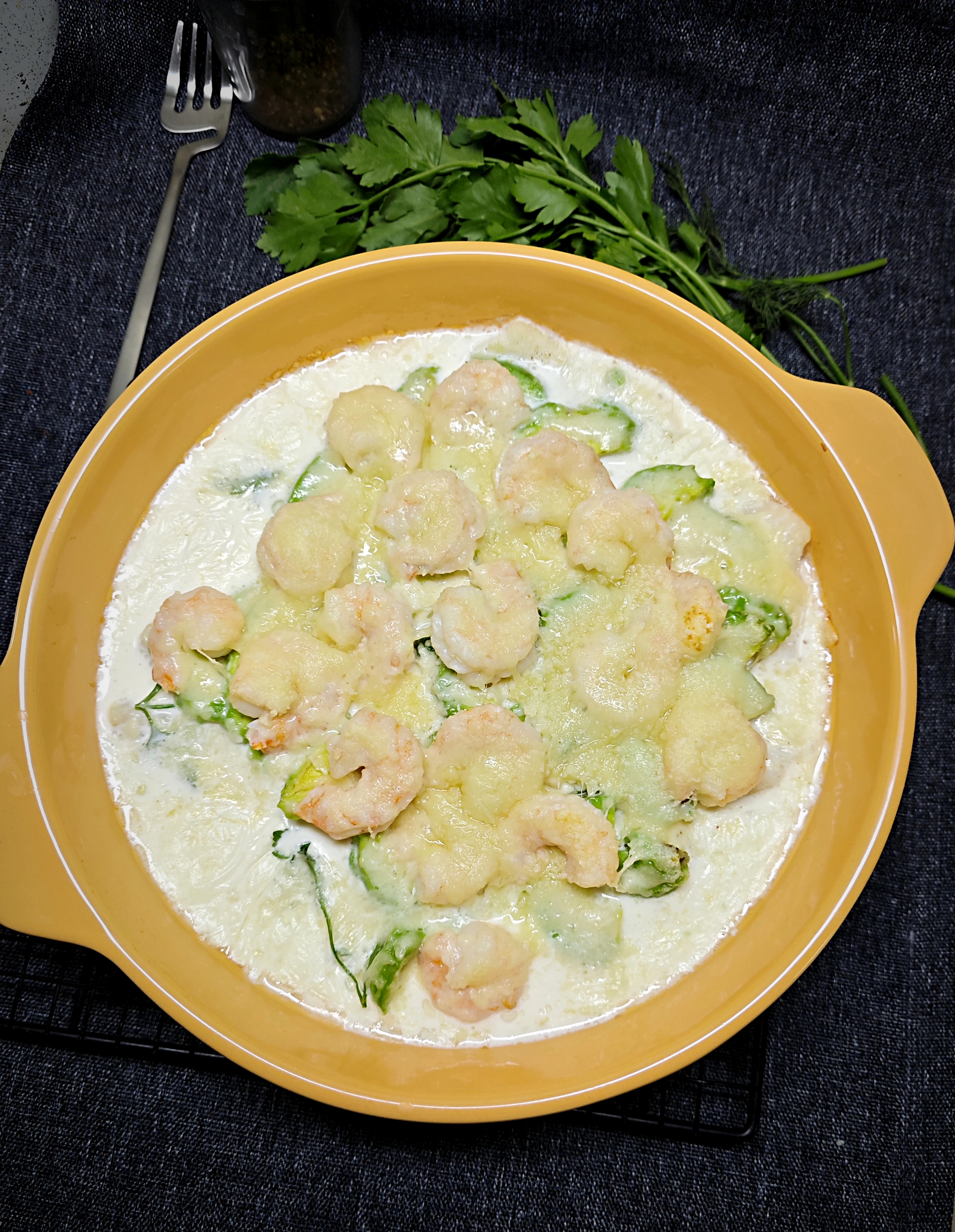 Треска с авокадо и креветками 