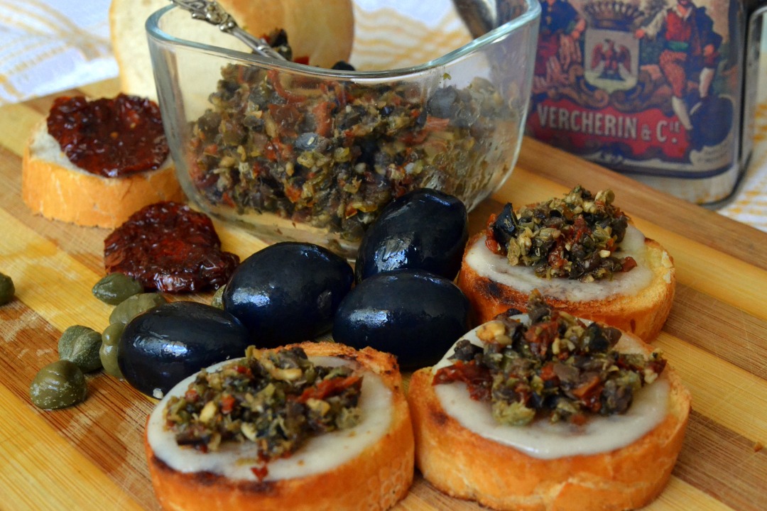 Брускетта с пастой из оливок и вяленых томатов