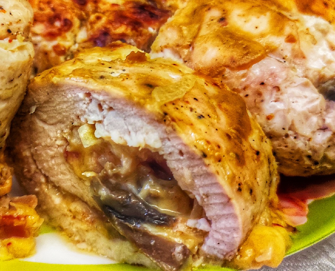 Рулет из куриной грудки с сыром, грибами, беконом и луком