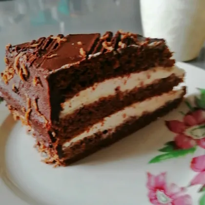 Шоколадный бисквитный тортик со взбитыми сливками и зефиром