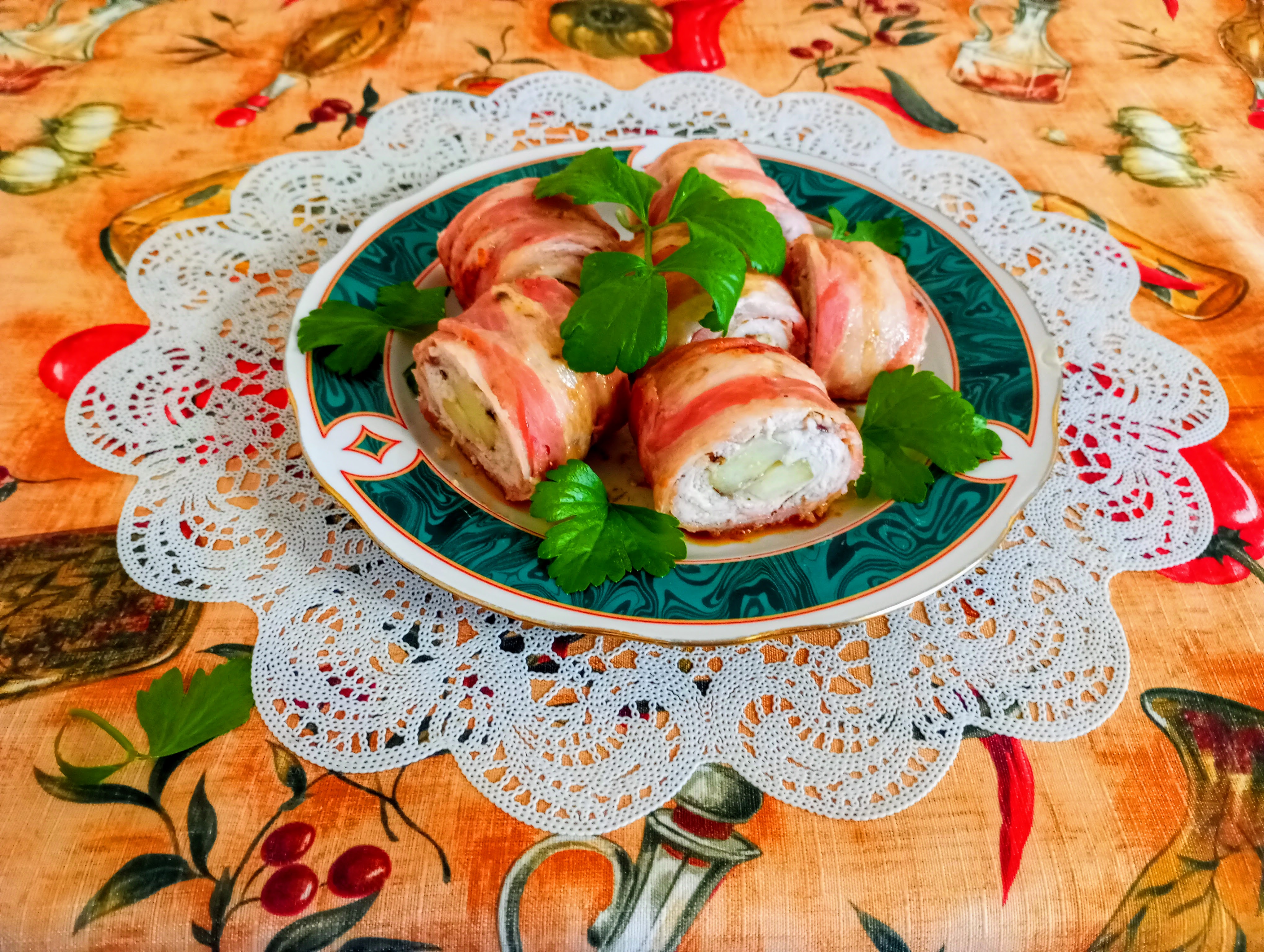 Куриный рулет с яблоком в беконе