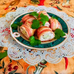 Куриный рулет с яблоком в беконе