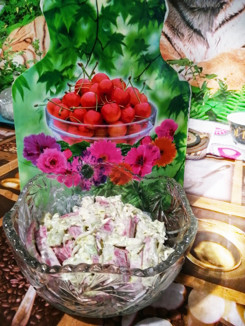 Салат овощной (из капусты, огурцов и колбасы) "Майский"
