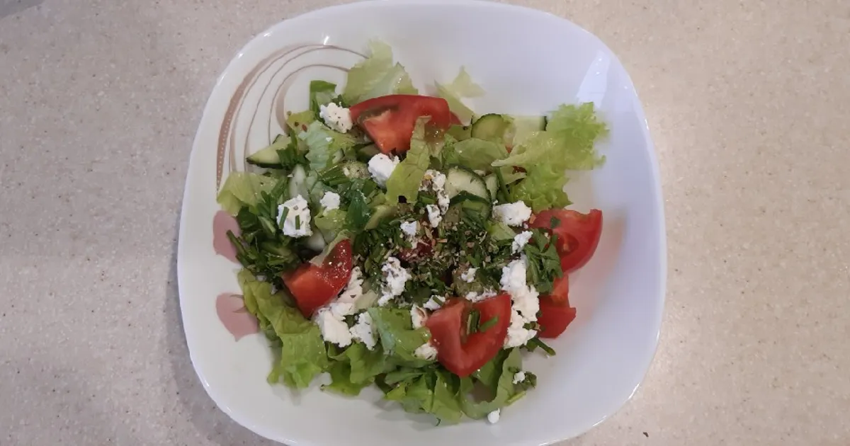 Салат с красной рыбой и свежими овощами — рецепт