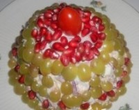 Салат новогодний с курицей и фруктами «Сладкая ёлочка»