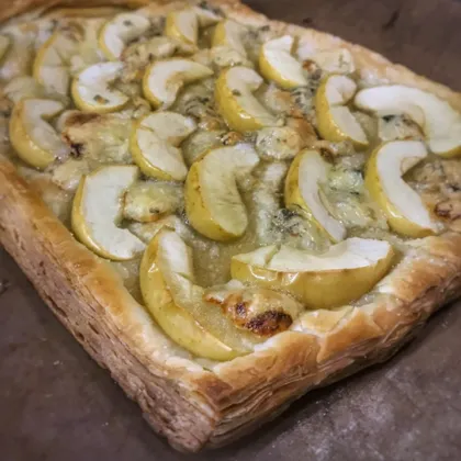 Пирог с яблоками и сыром Дор Блю на слоеном тесте