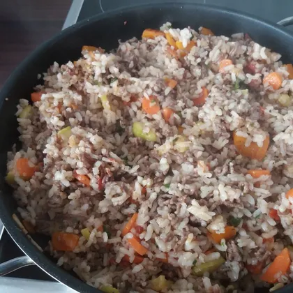 Рис с овощами и говяжим фаршем