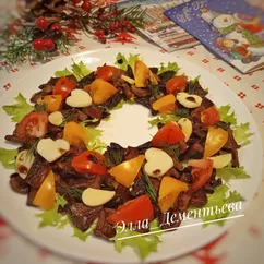 Салат с лесными грибами, помидорами и сыром на праздничный стол