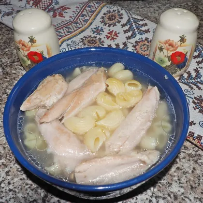 Суп с крыльями индюшки и макаронными изделиями (рожками)