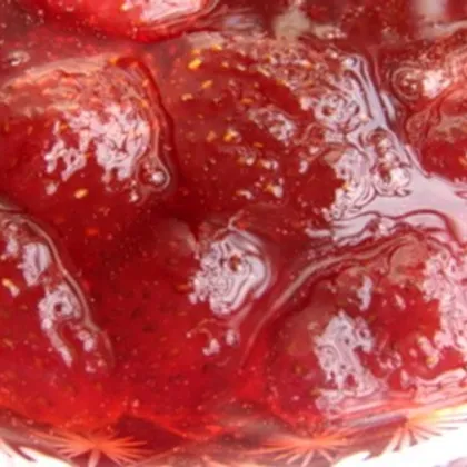 Клубничное варенье с целыми ягодами в собственном соку