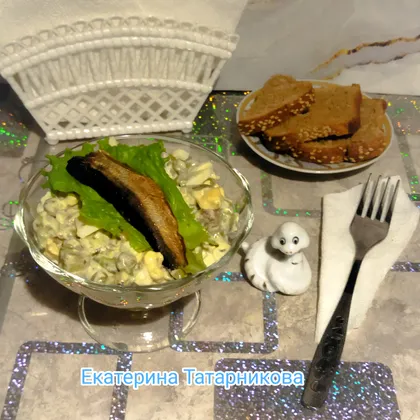 Салат со шпротами, зеленым горошком и авокадо