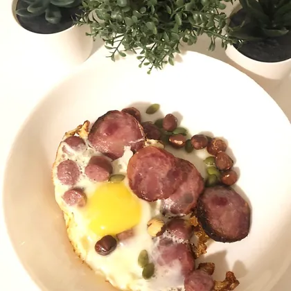 Яйца жареные с копчёной сосиской и колбасой. Быстрый завтрак
