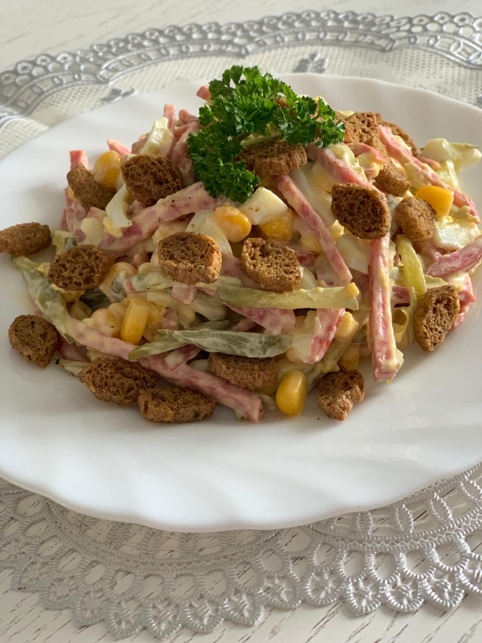 Салат с маринованными огурчиками  и колбасой