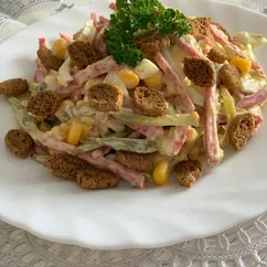Салат с маринованными огурчиками и колбасой