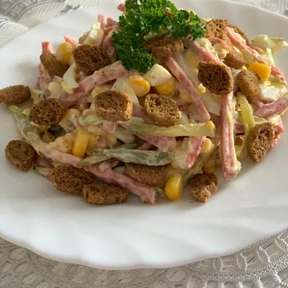 Салат с маринованными огурчиками  и колбасой