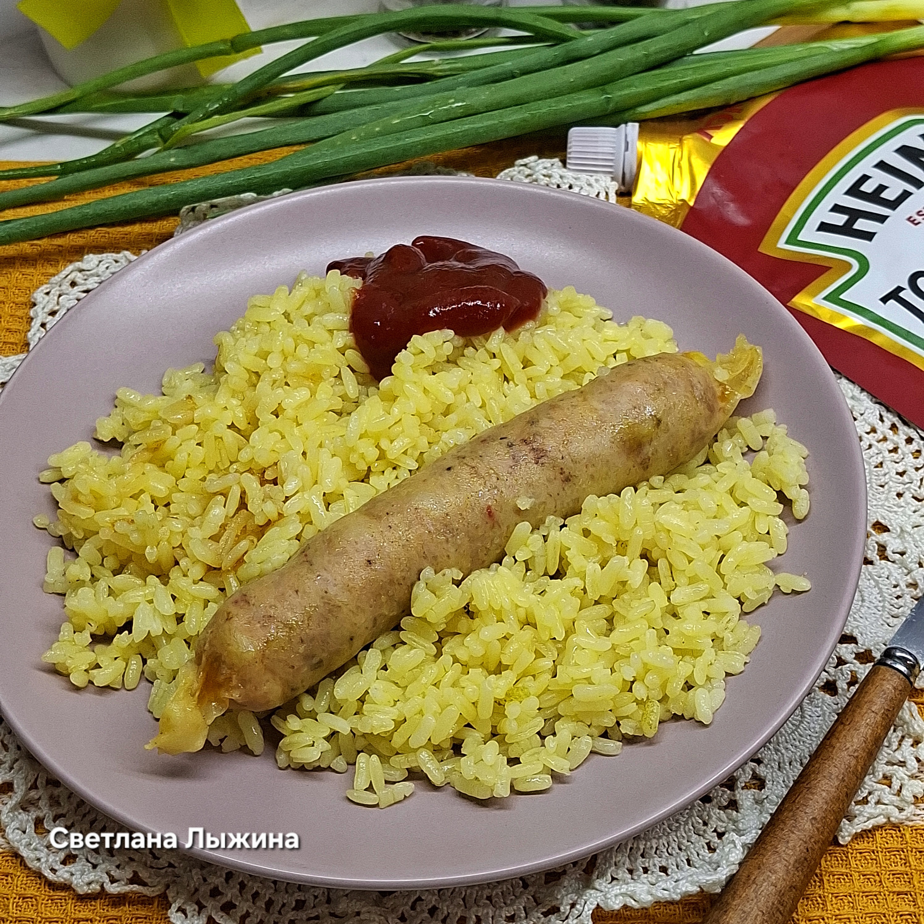 Рис с мясными колбасками в мультиварке