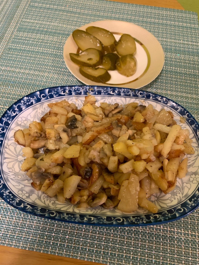 Жареная картошечка с луком и грибами!!