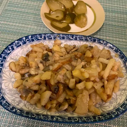 Жареная картошечка с луком и грибами!!