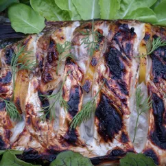 Лещ на гриле с лимоном и луком