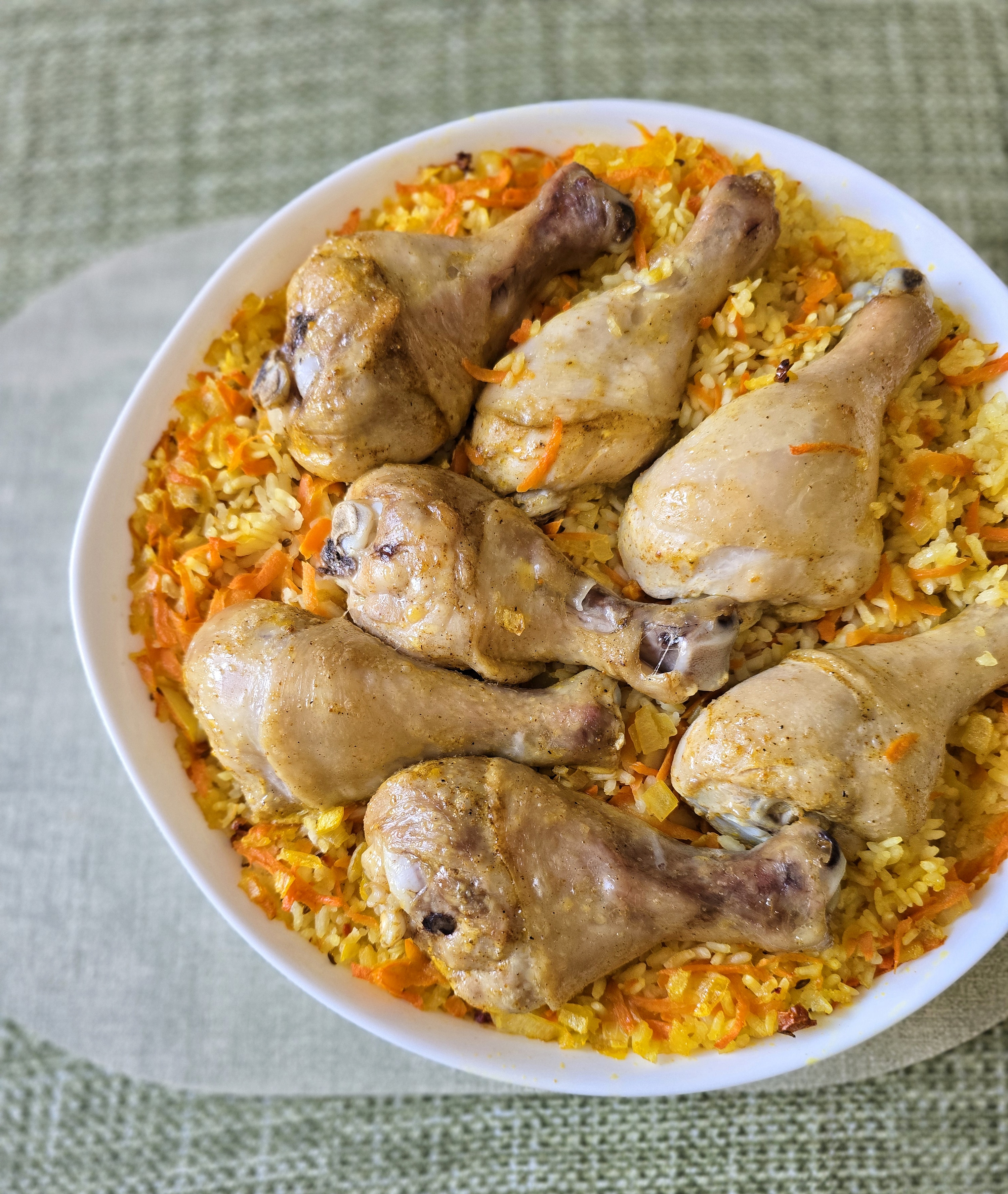 Куриные голени с рисом и овощами в духовке