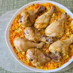 Куриные голени с рисом и овощами в духовке