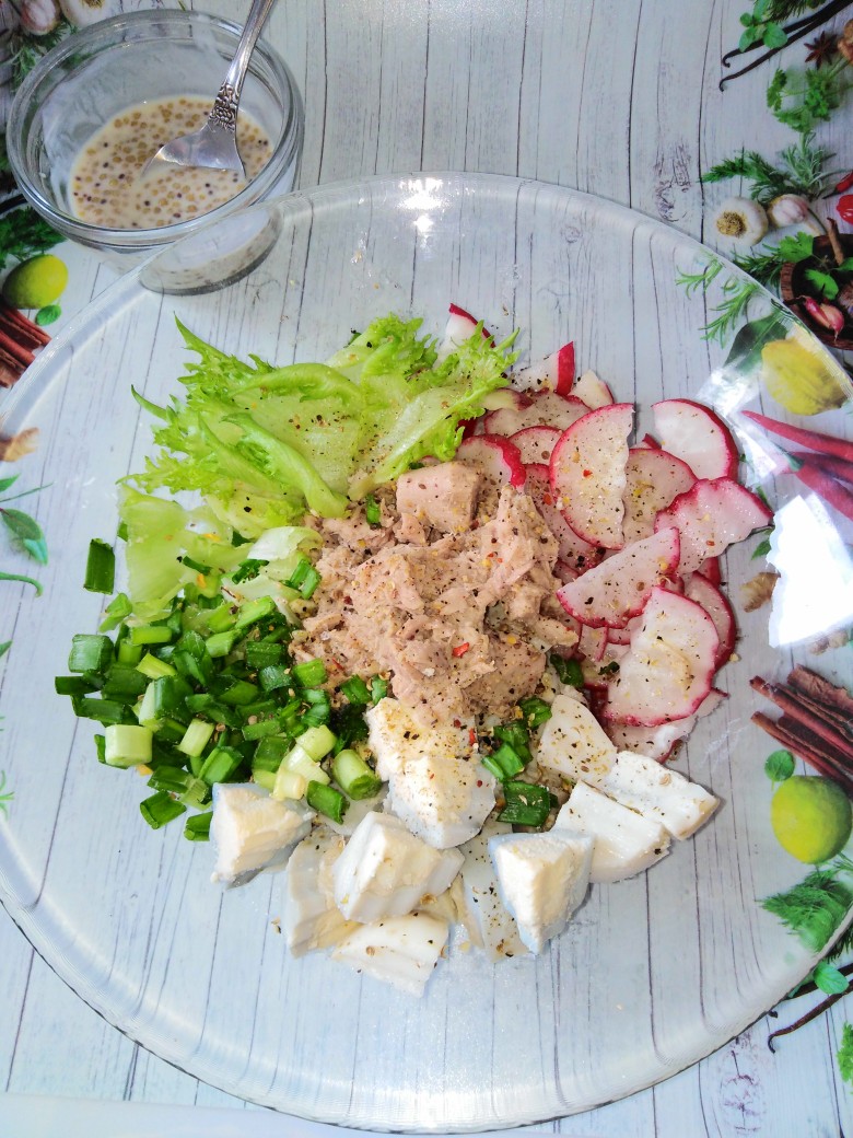 Салат с тунцом, редисом и ряженкой