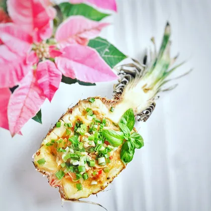 Острый рис с креветками в ананасе по-тайски
