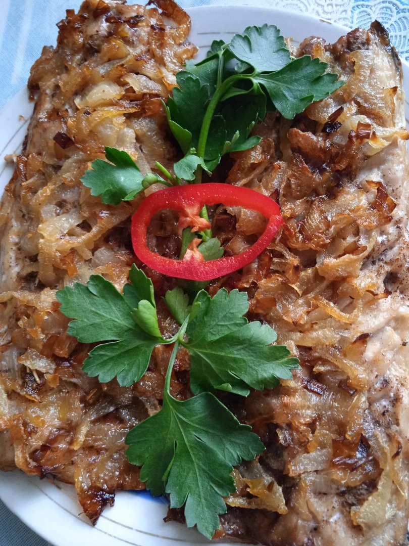Скумбрия под луковой шубкой