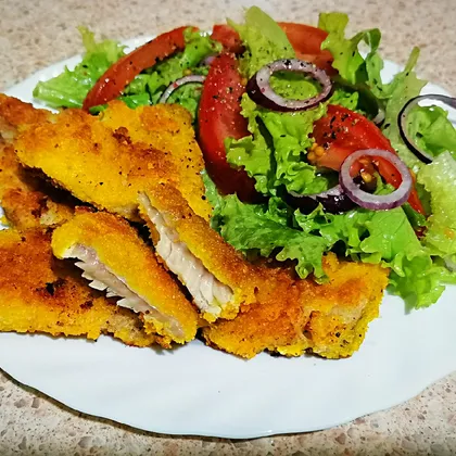 Рыба в панировке с салатом и 🍅 в масляно-горчичной заправке