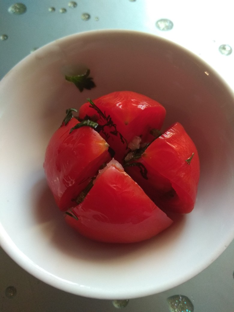Малосольные помидоры быстрого приготовления с чесноком и зеленью в пакете