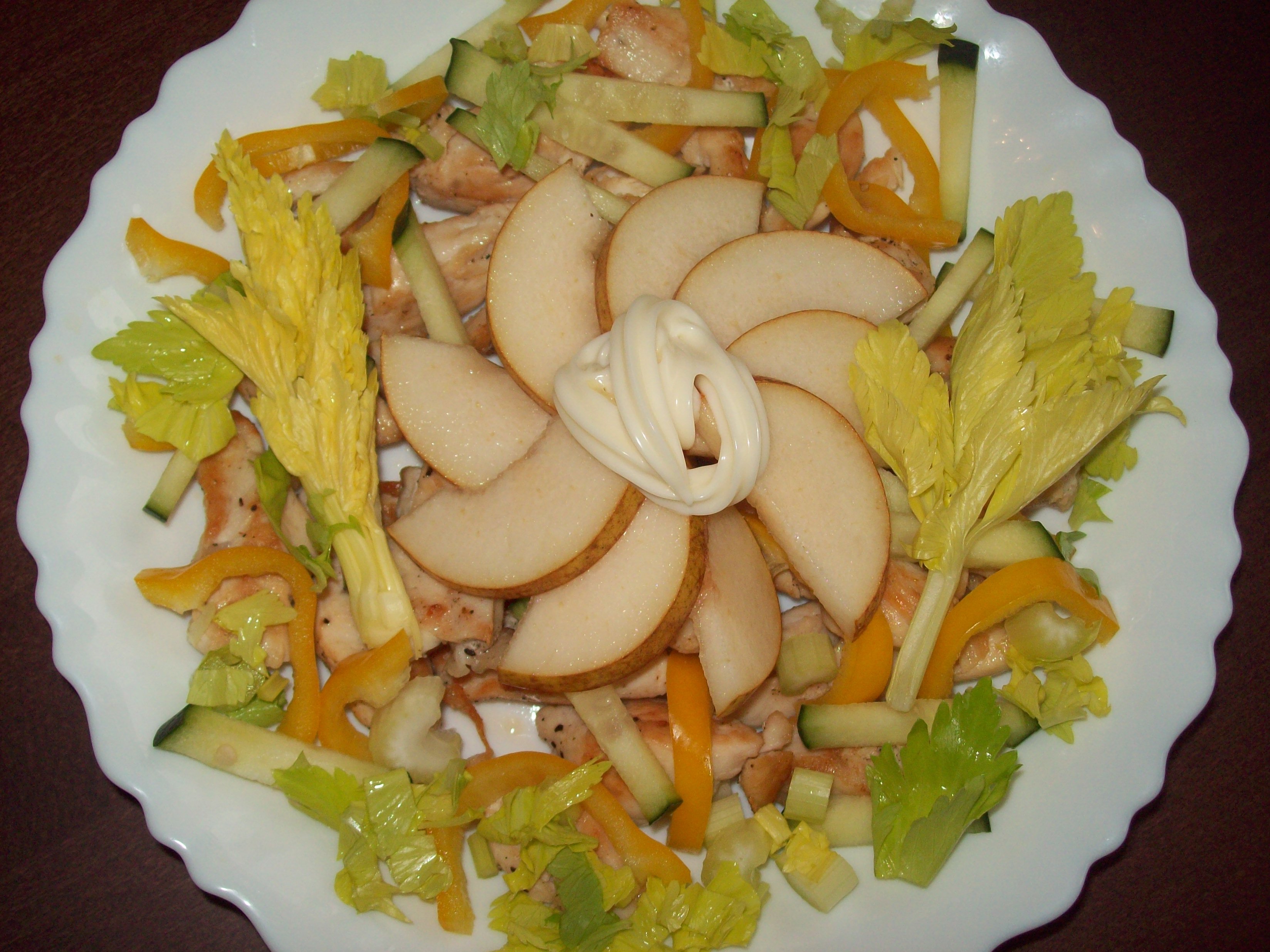 Салат с копченой курицей и грушей