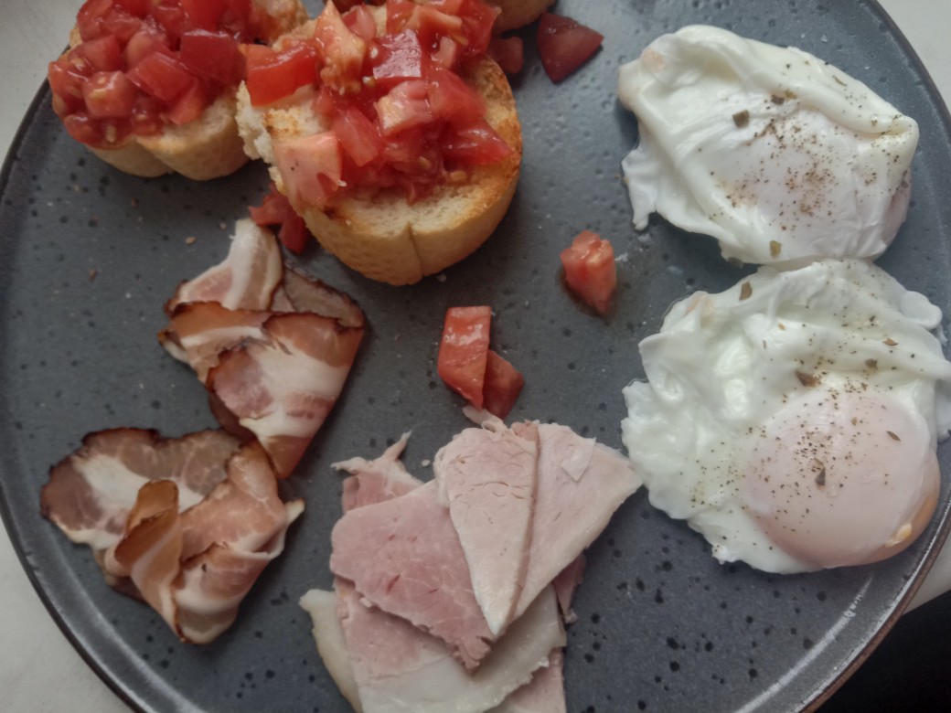 Яйцо пашот с мясной нарезкой и тостами с томатом