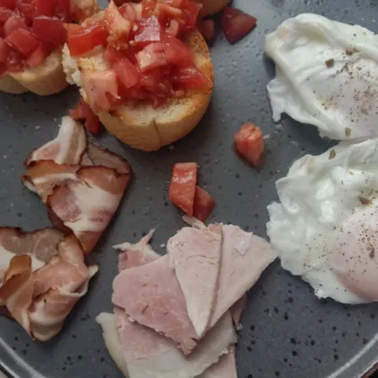 Яйцо пашот с мясной нарезкой и тостами с томатом
