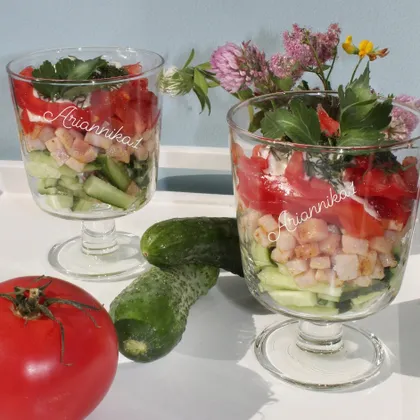 Салат с огурцом, ветчиной и помидорами