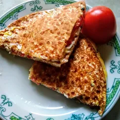 Яичница в лаваше с сыром и помидорами на сковороде